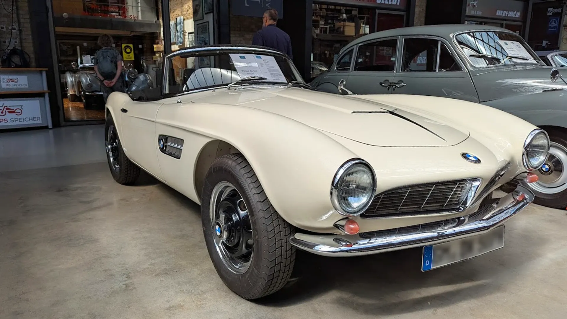 Cremefarbener BMW 507 Roadster in der Halle der Classic Remise