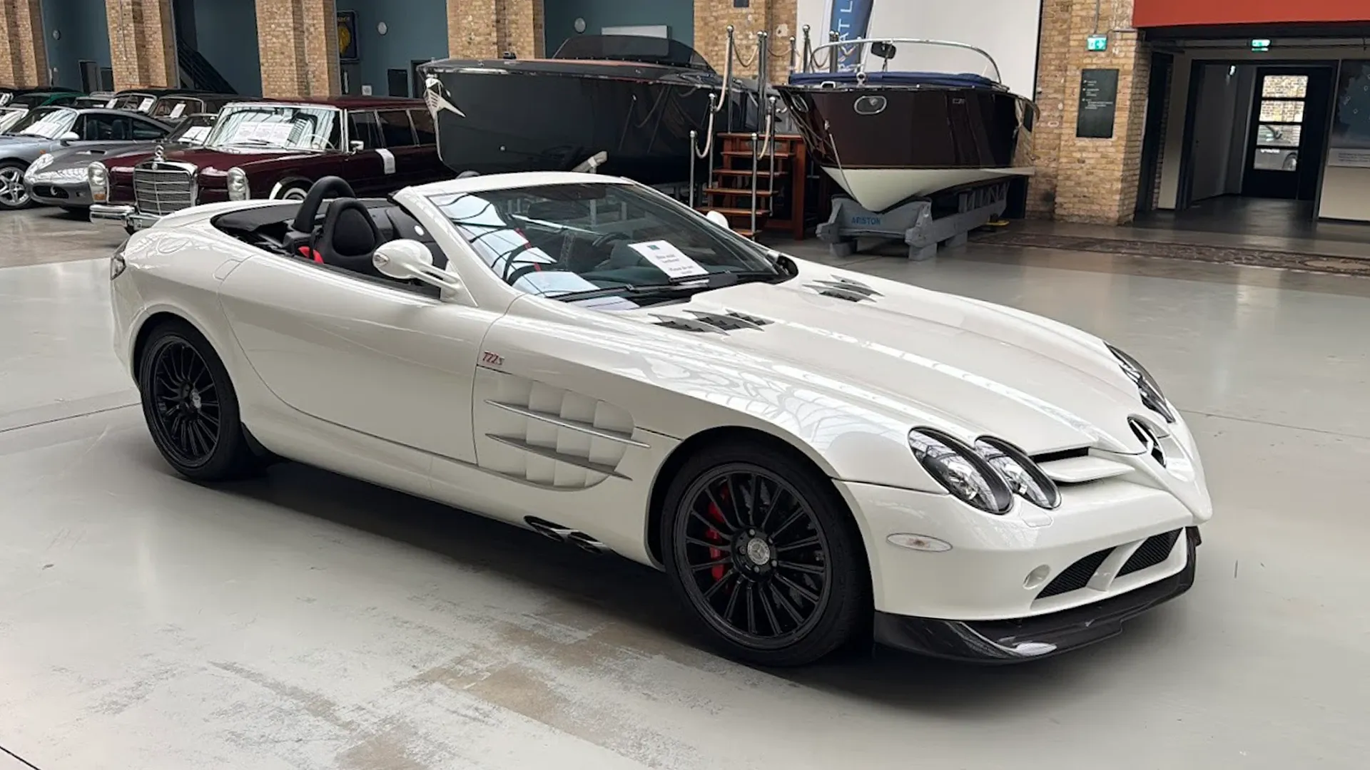 Weißer Mercedes-Benz SLR McLaren Roadster vor der Werkstatt