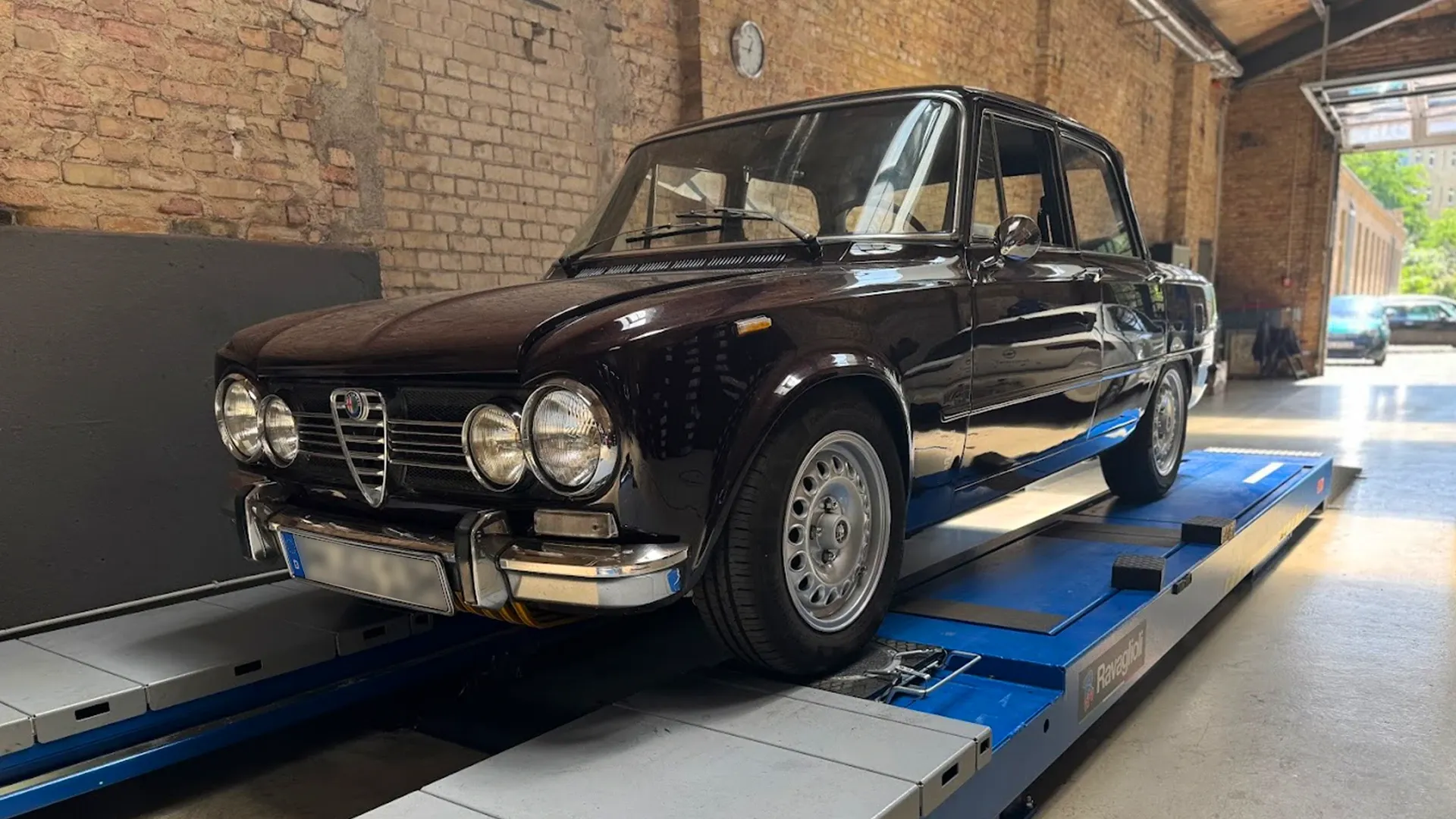 Schwarze Alfa Romeo Giulia auf der Hebebühne in der Werkstatt