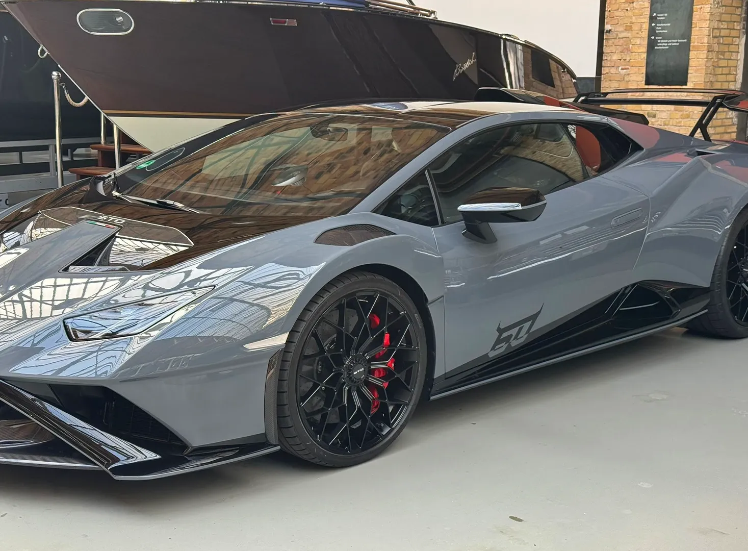 Grauer Lamborghini Huracán Performante vor der Werkstatt