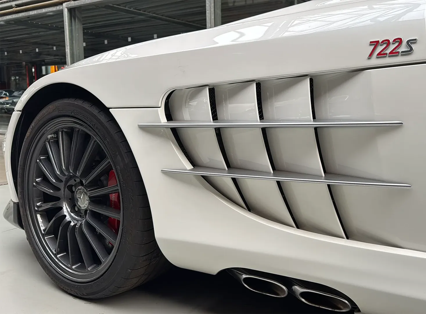 Detail eines Mercedes-Benz SLR McLaren 722 S: Felge und seitliche Lüftungskiemen