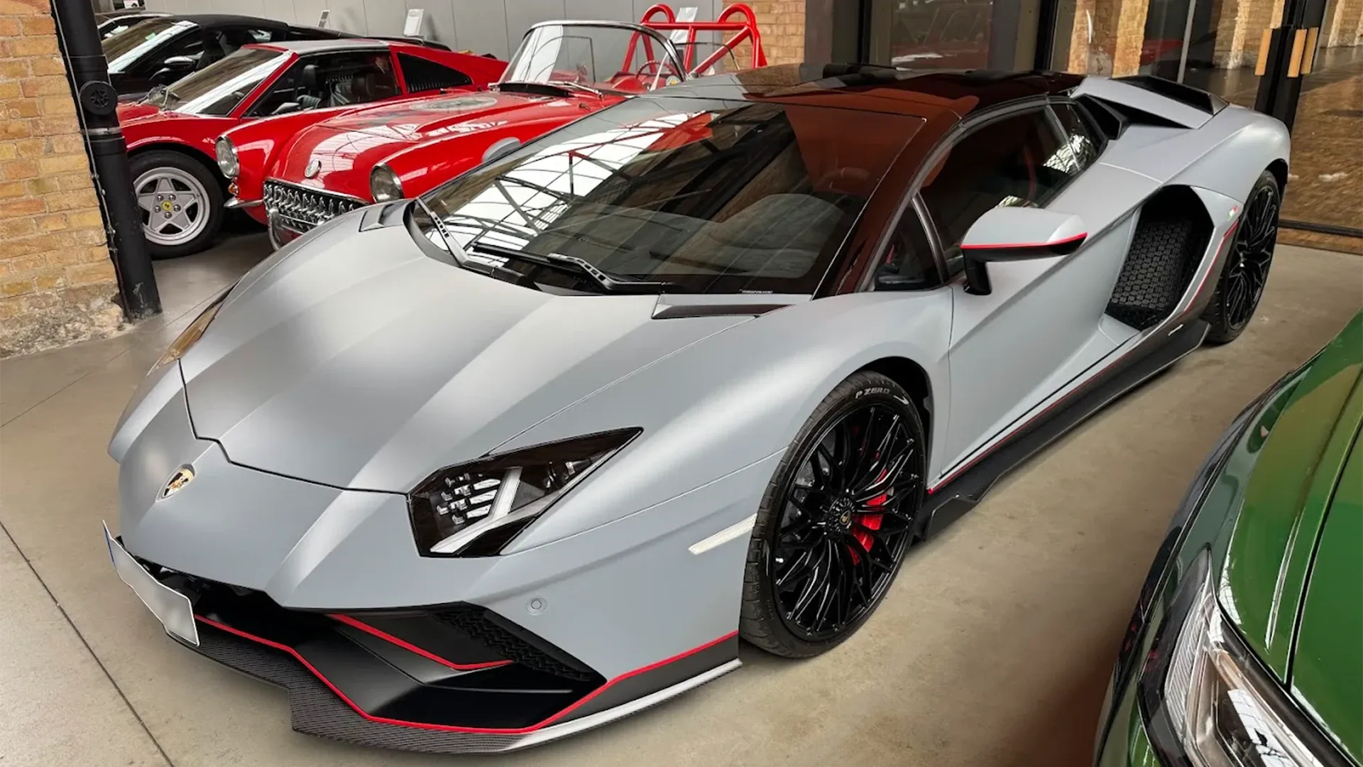Weißer Lamborghini Aventador Roadster in der Halle der Classic Remise