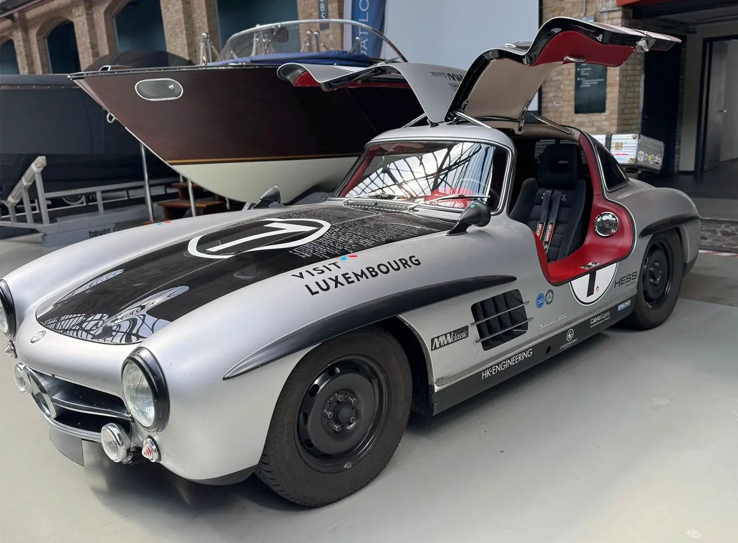Silberner Mercedes-Benz 300 SL Flügeltürer mit geöffneten Türen
