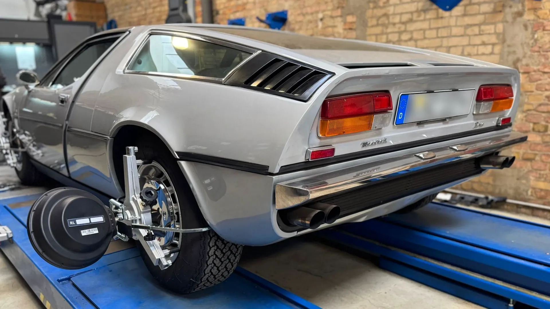 Silberner Lamborghini Espada auf der Hebebühne, Heckansicht