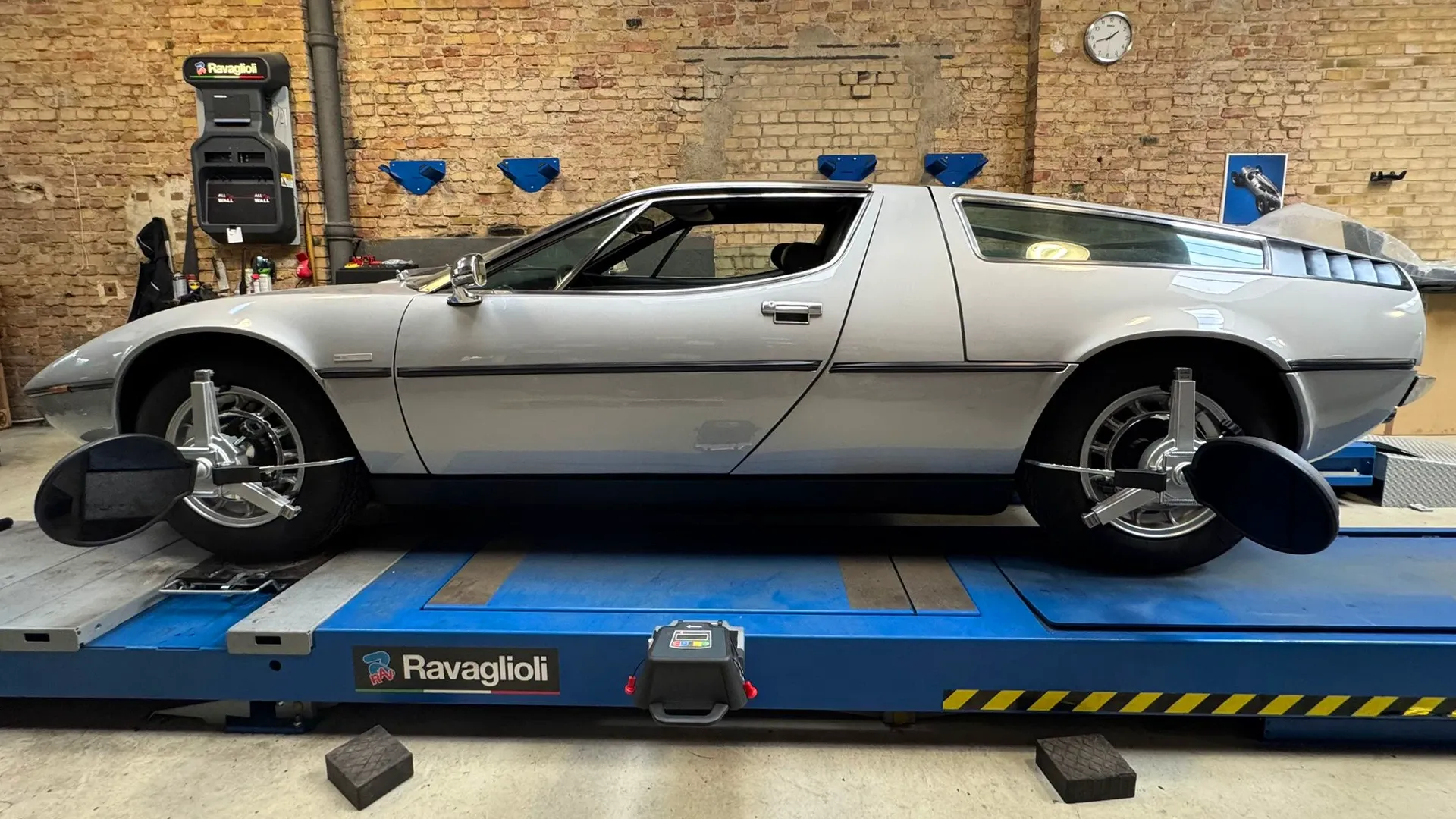 Silberner Lamborghini Espada auf der Hebebühne in der Werkstatt