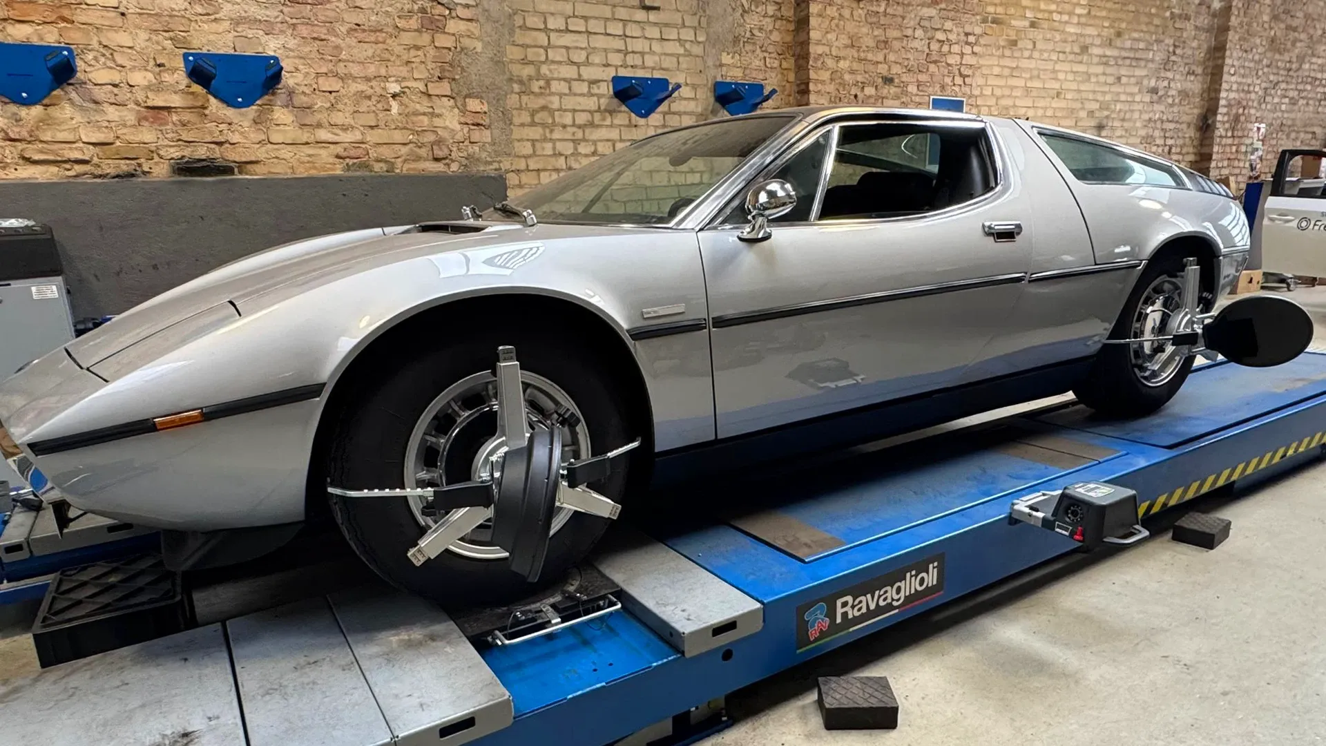 Silberner Lamborghini Espada auf der Hebebühne, Frontansicht